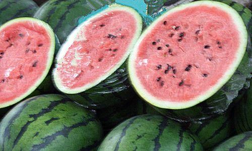 瓜民主动切瓜给城管吃