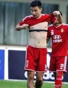 国足球员吃瓜
