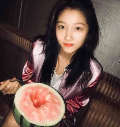 奇葩美女吃瓜图片,吃瓜瞬间成焦点！