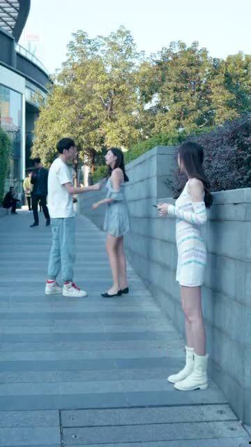 吃瓜情侣吵架旁边抽烟