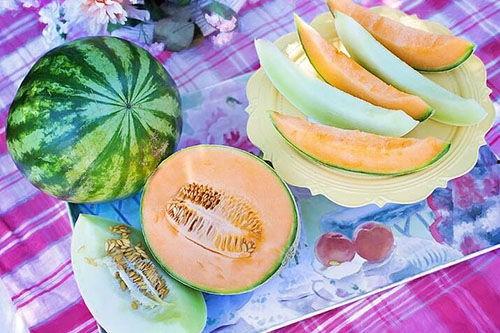 梦见有人在门前买瓜吃瓜,门前瓜香引出的神秘故事