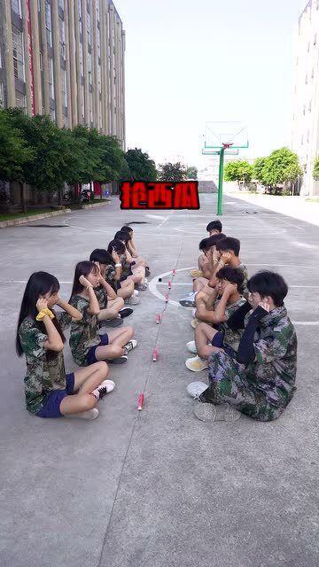 男孩吃瓜拿桃,男孩吃瓜拿桃，欢乐无限